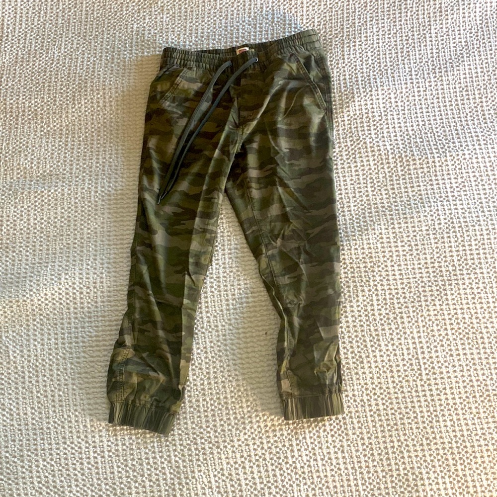 Levi’s drawstring cropped camo pants